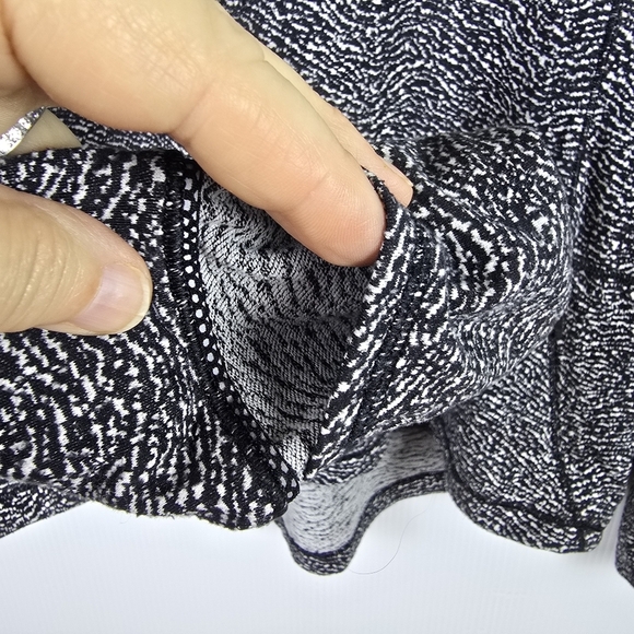 Lululemon Women's Outrun 1/2 Zip Running Luon Ripple Jacquard Black White Size ? - Picture 8 of 16